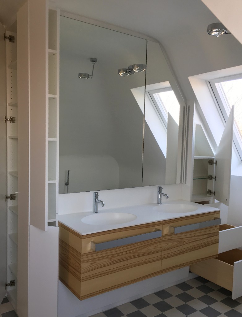 Bad in Dachschräge Blick in Spiegelschrank dreieckig individuelle Badlösung von Sarah Maier Stuttgart