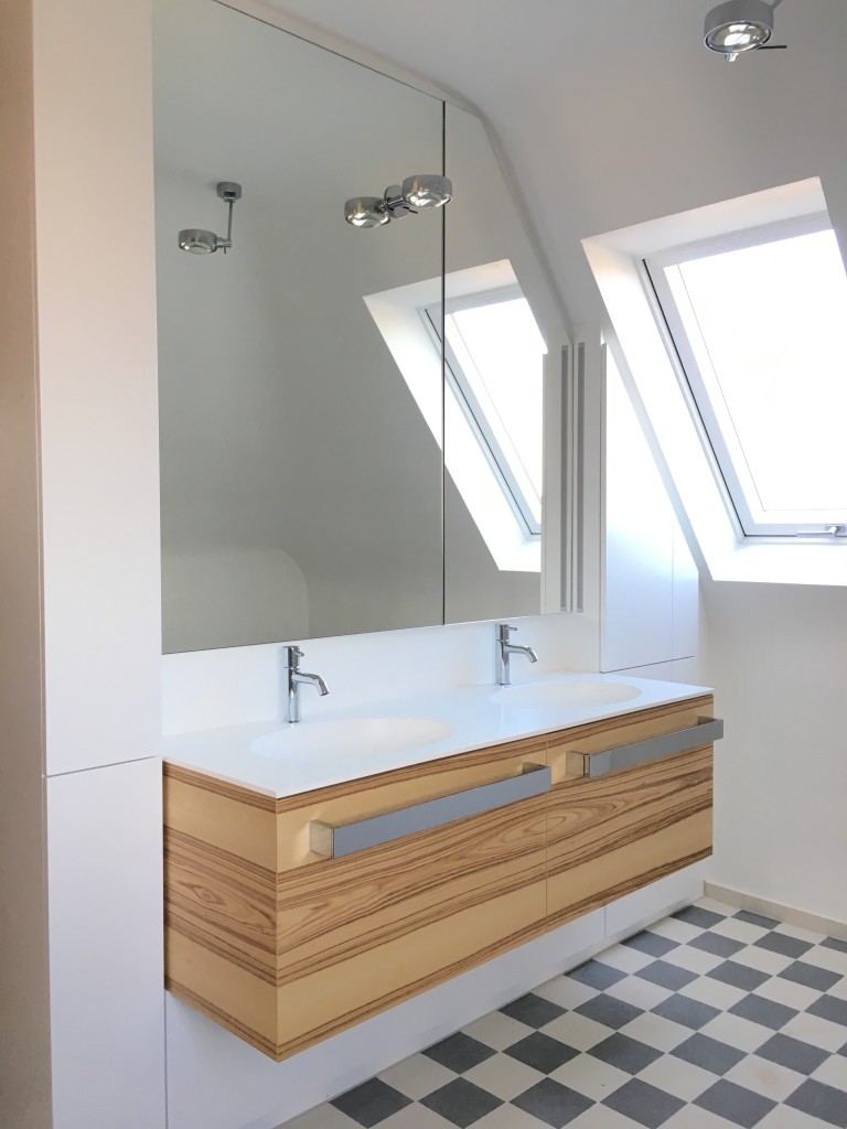 Bad in Dachschräge Oliveesche und schwarz weiss Fliesen individuelle Badlösung von Sarah Maier Stuttgart