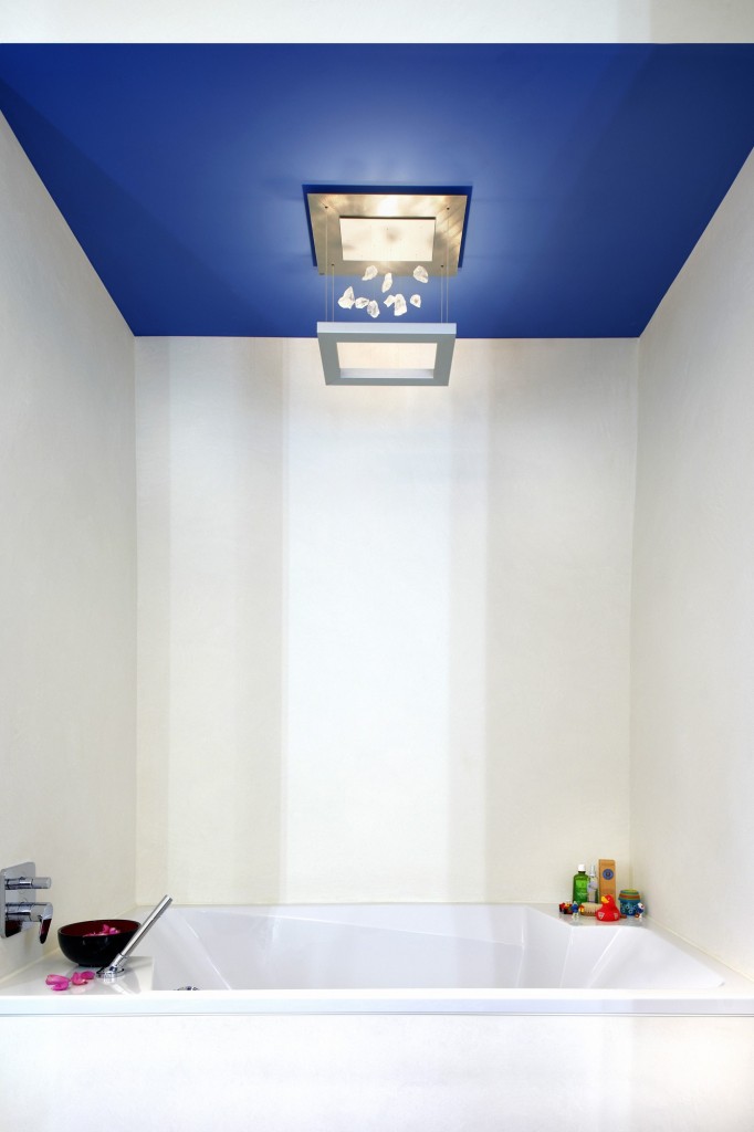 Badewanne mit blauer Decke individuelle Badlösung von Schreinerei Sarah Maier Stuttgart