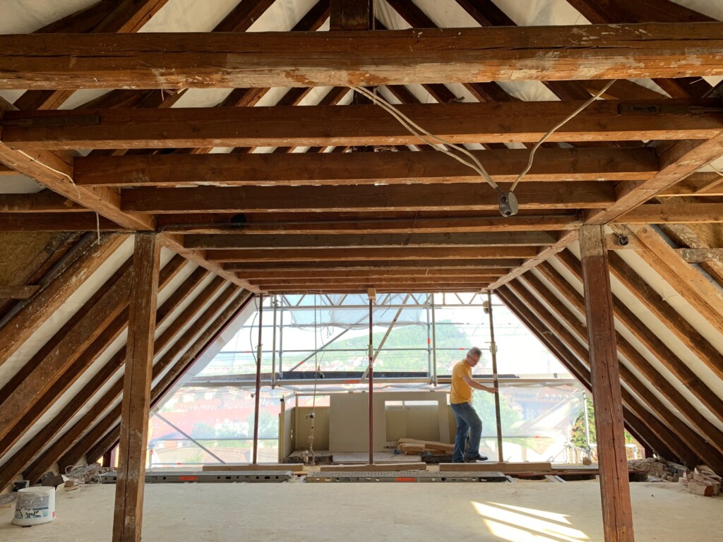 Dachgeschossausbau - zuerst Entkernung -Komplettsanierung durch Firma Sarah Maier