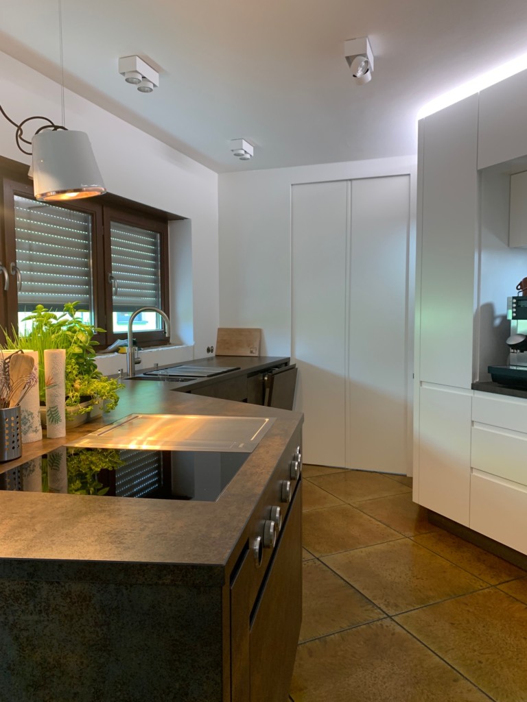 Küche mit Keramikfronten in individueller Form für langen Raum