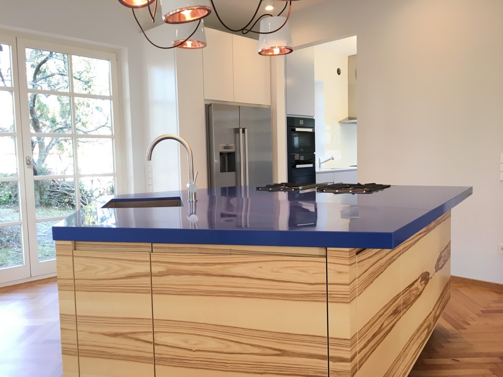 Küchenblock mit bar in Oliveesche und blauer Arbeitsplatte für die grosse Familie