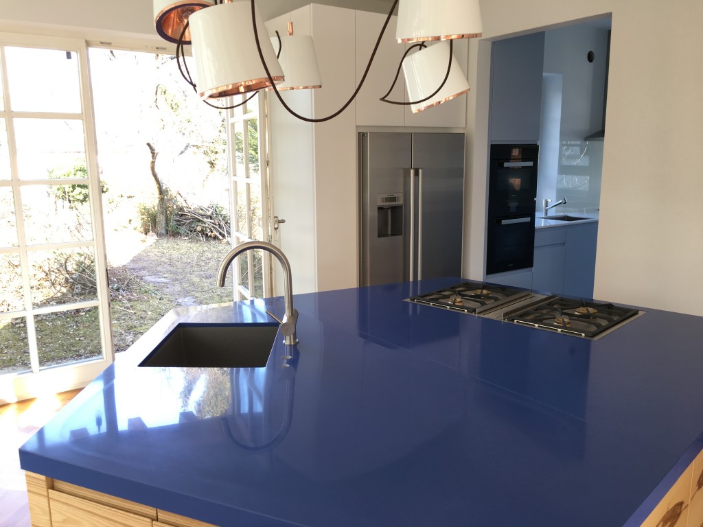 Küche mehreckig Küchenblock in Olivesche und Arbeitsplatte in blauem Silestone