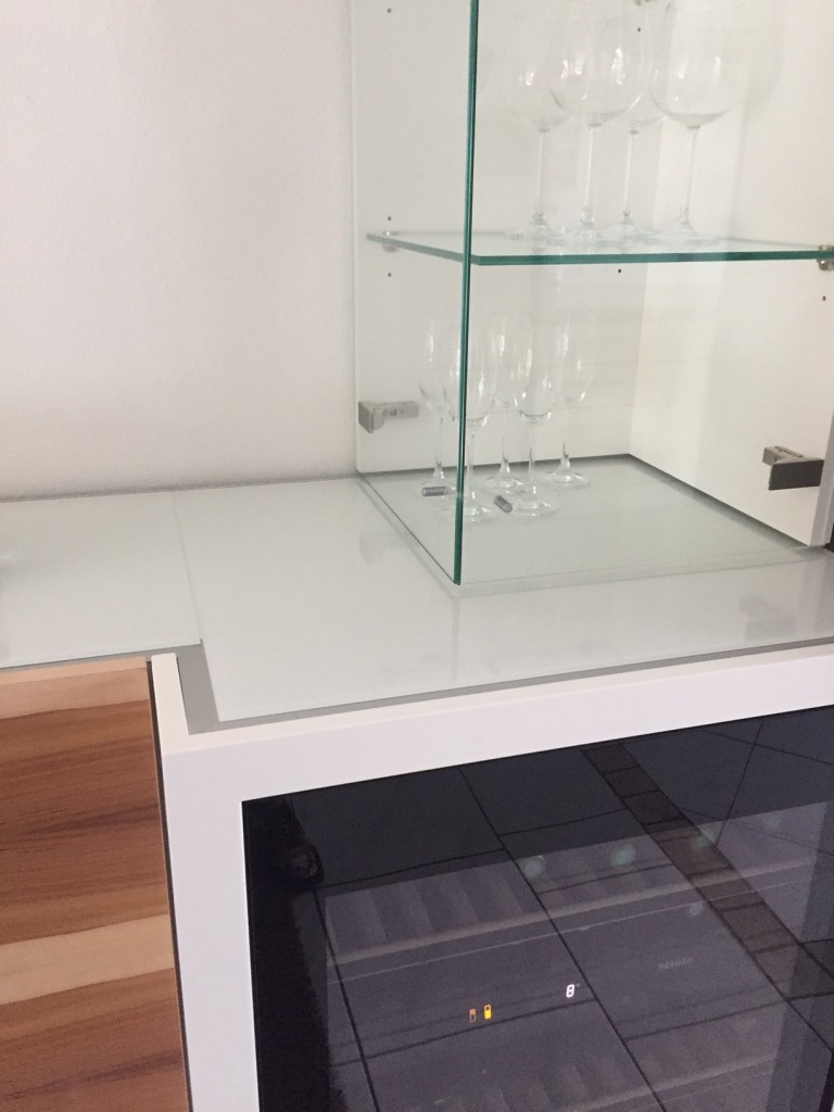 Vitrine in ecke auf Weinklimaschrank