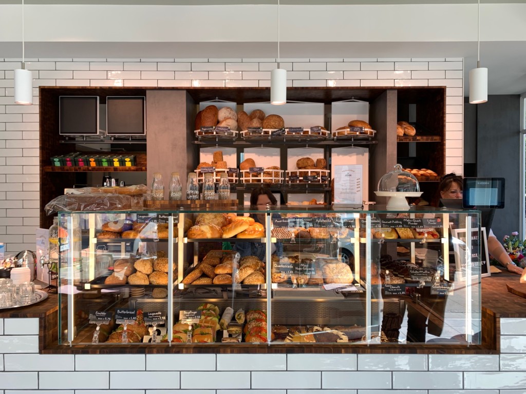 Bäckereitheke mit Metrofliesen belegt, Brotverkuaf mit beleuchtetn Profilen