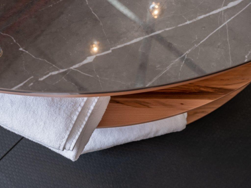 ruder Wannenunterbau individuelle Badlösung von Sarah Maier Stuttgart geweisste Eiche mit schwarzer Volaarmatur und Corian