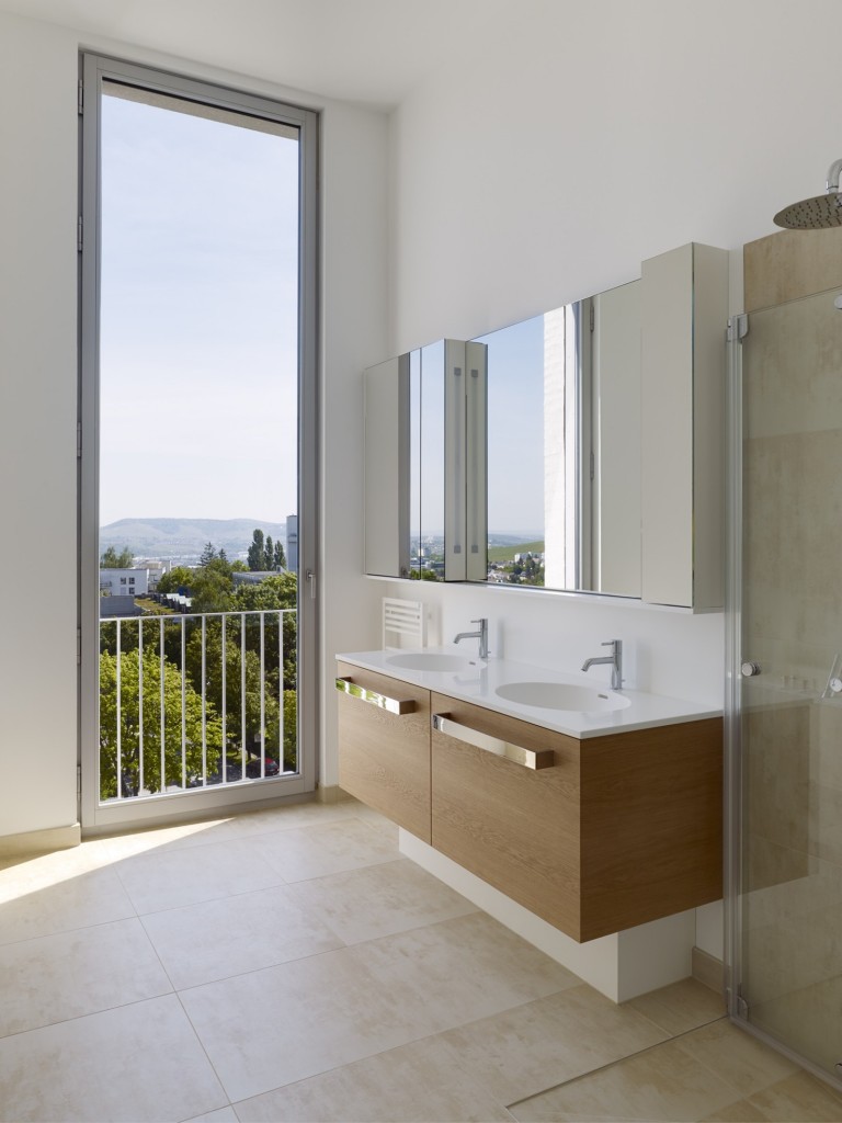 Individuelles Badmöbel Eiche und Corian individuelle Badlösung von Sarah Maier Stuttgart