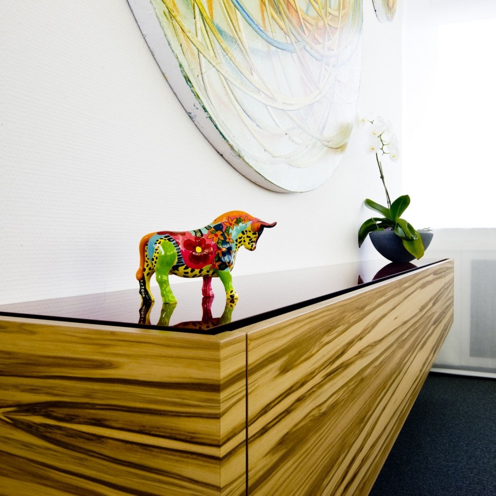 hängendes Sideboard für ein Office in Satinnussbaum mit hinterlackiertem Glas